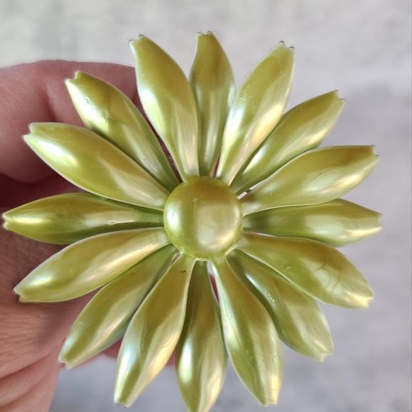 Vintage Iridescent Green Daisy Brooch - Picture 5 of 10